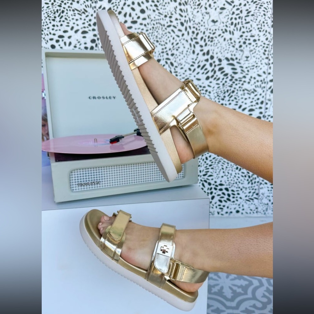 🌞NEW🌞Women’s Gold Platform Sandal. Size 7.5